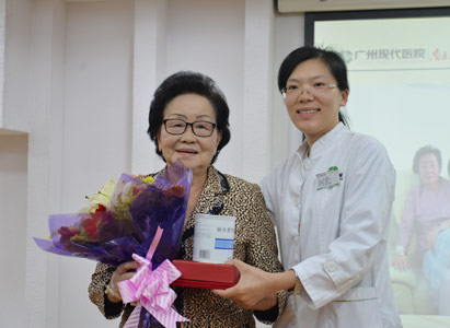 Dr. Ma Xiaoying awarded the prize and presents to Mrs. Songsri