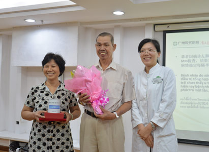 Group photo of Mr. Huynh Cuu and his wife and Dr. Ma Xiaoying