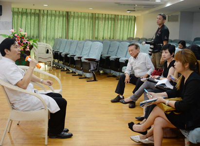 Dr. Peng Xiaochi was explaining interventional therapy for the journalists