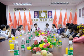 Ketua Lin memperkenalkan Group Bo Ai kepada tim delegasi