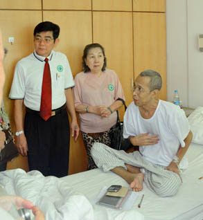 Pengunjung berempati kepada pasien