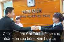 Chủ tịch Lâm Chí Trình bắt tay cácnhân viên của bệnh viện hợp tác