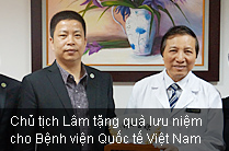 Chủ tịch Lâm tặng quà lưu niệm
cho Bệnh viện Quốc tế Việt Nam