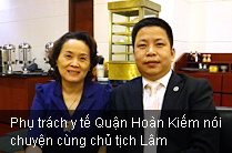 Phụ trách y tế Quận Hoàn Kiếm nói
chuyện cùng chủ tịch Lâm