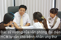 Bác sỹ Vương của văn phòng đại diện HCM tư vấn cho bệnh nhân ung thư