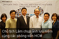 Chủ tịch Lâm chụp ảnh lưu niệm
cùng các phóng viên HCM