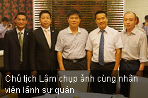 Chủ tịch Lâm chụp ảnh cùng nhân viên lãnh sự quán