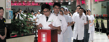 Bạn nhỏ, chúng tôi sẽ mãi mãi nắm chặt tay em.