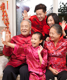 Cả gia đình người già trẻ nhỏ cùng nhau đi tìm chuyến đi lành mạnh